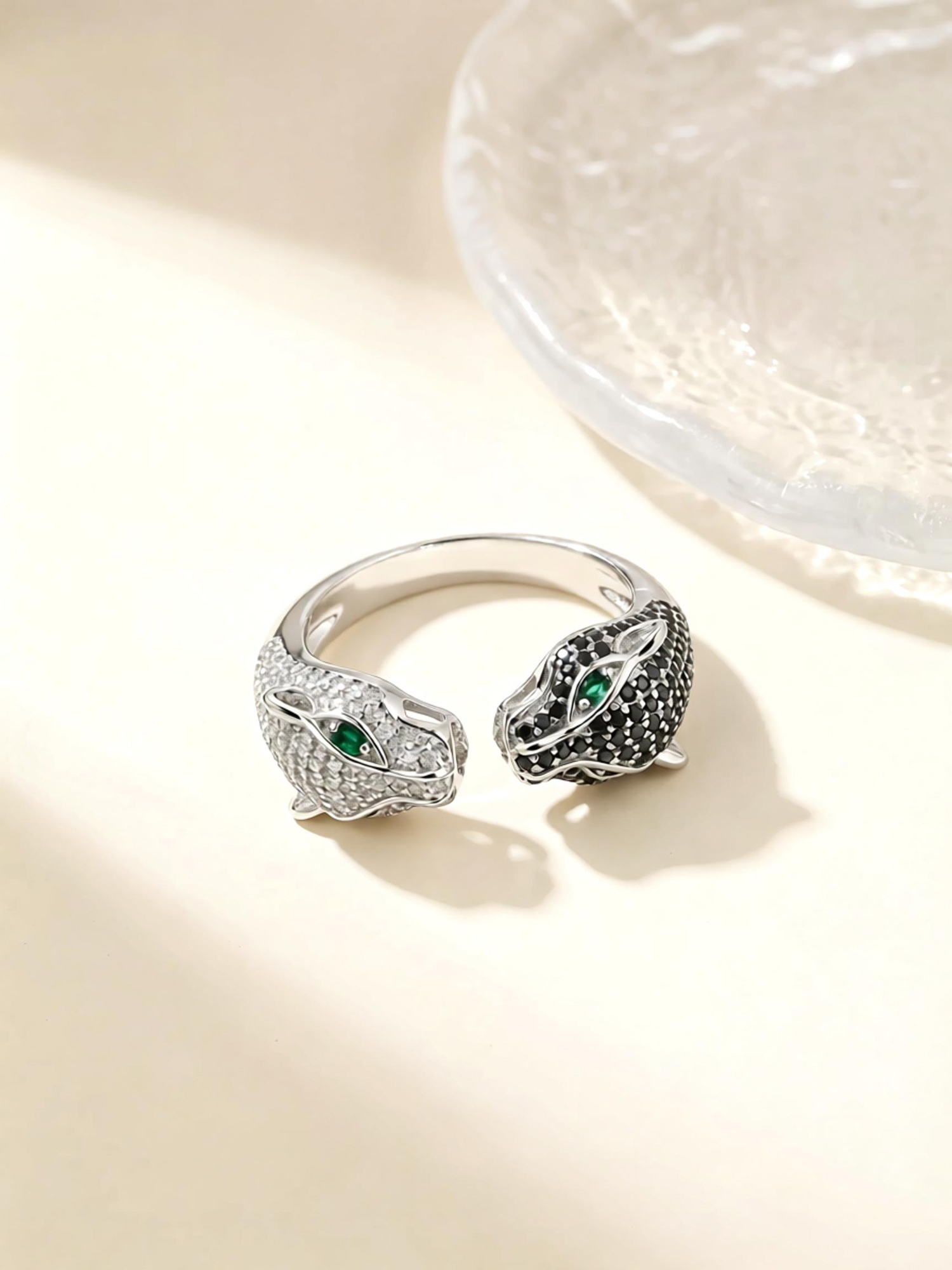 Dual leopard ring side view, detailed leopard head with sparkling zircon eyes and spots