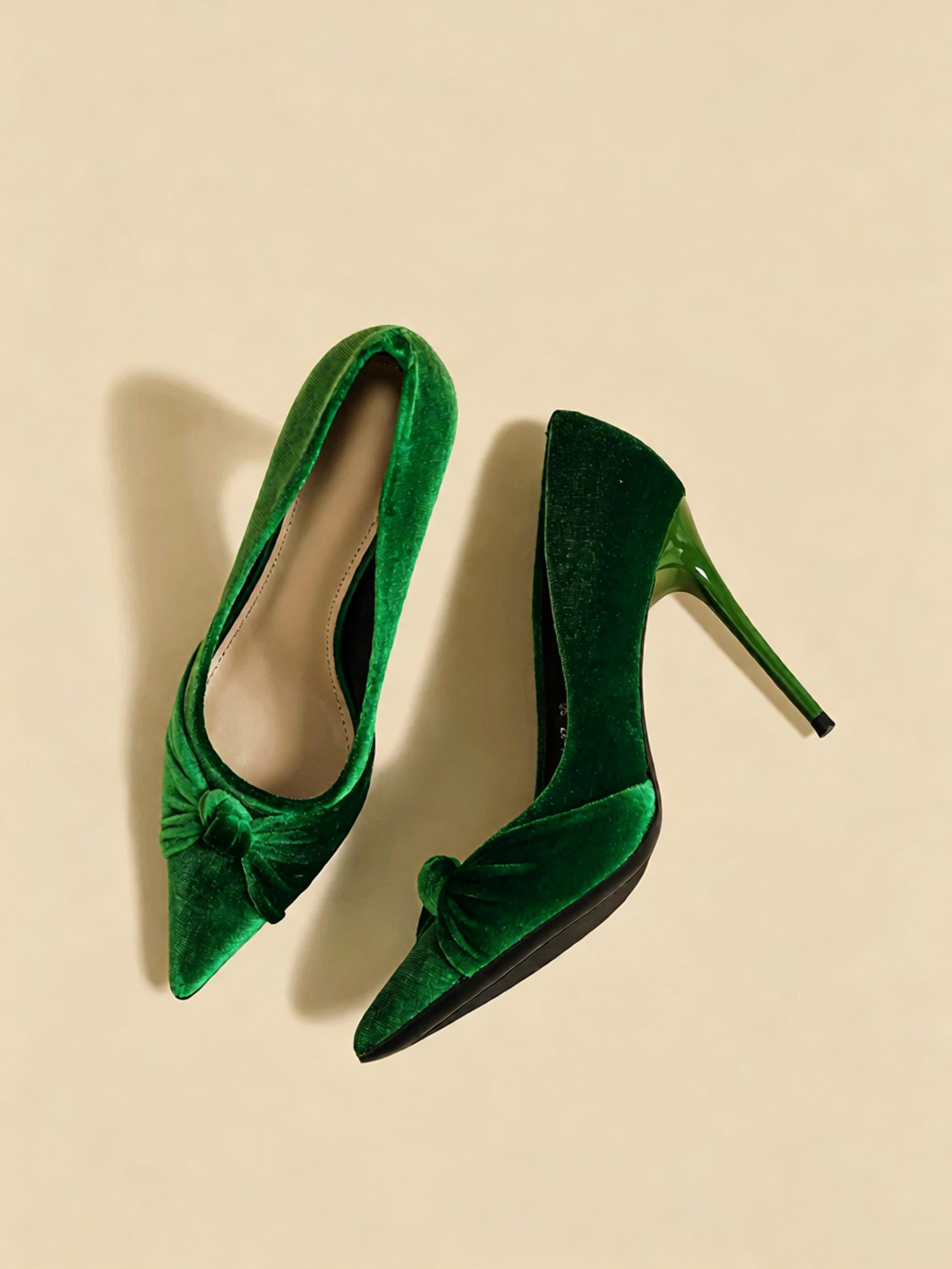 Emerald allure pumps front view, elegant green velvet evening pumps with bow detail