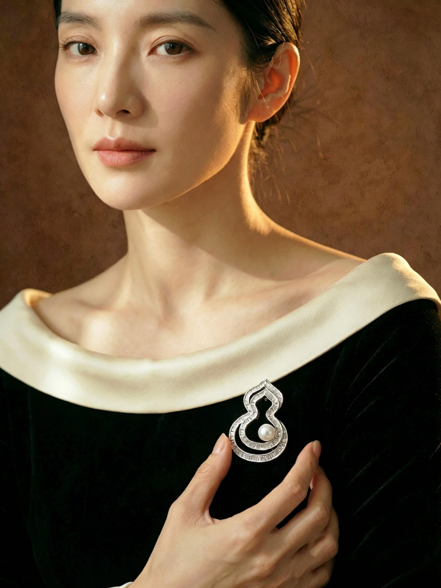 Intricate pavé‑set baguette‑cut clear zircon tracing the curved double gourd metal frame