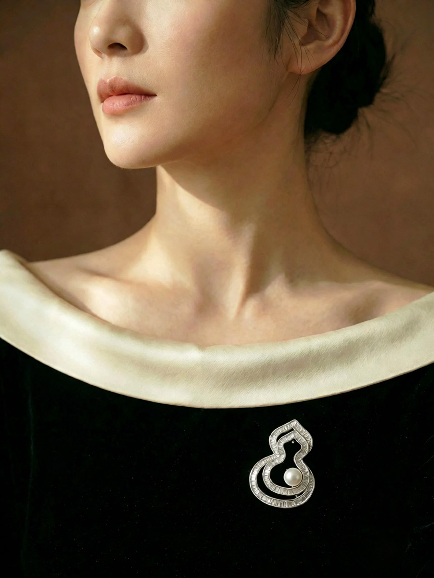 Side‑angled shot highlighting overlapping hollow gourd structure and polished plating finish