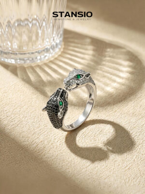 Stansio dual leopard ring, two facing leopard heads with clear and black zircon pavé