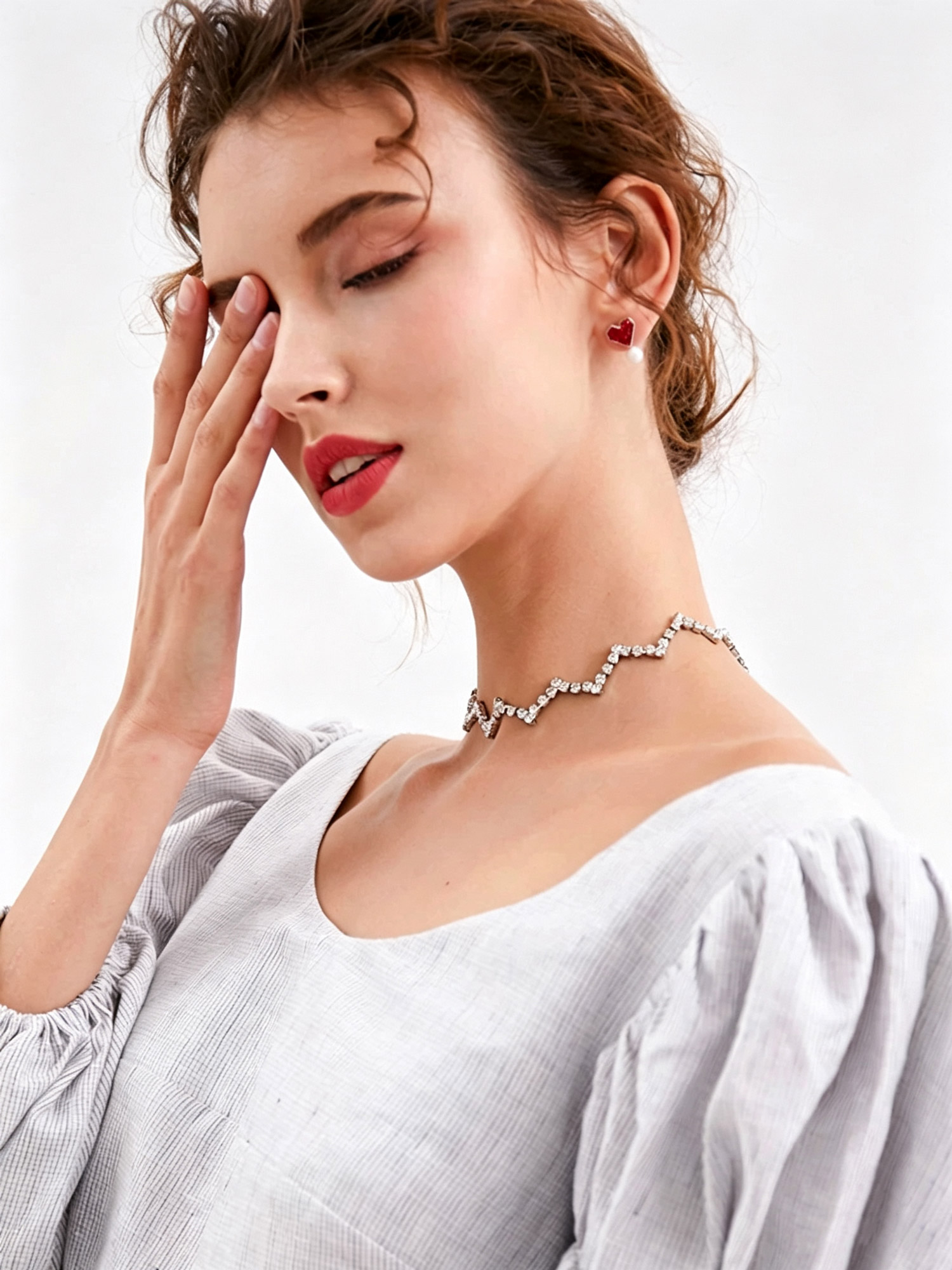 Wave Spark Choker Necklace close up shot, faceted clear zircon stones on zigzag links